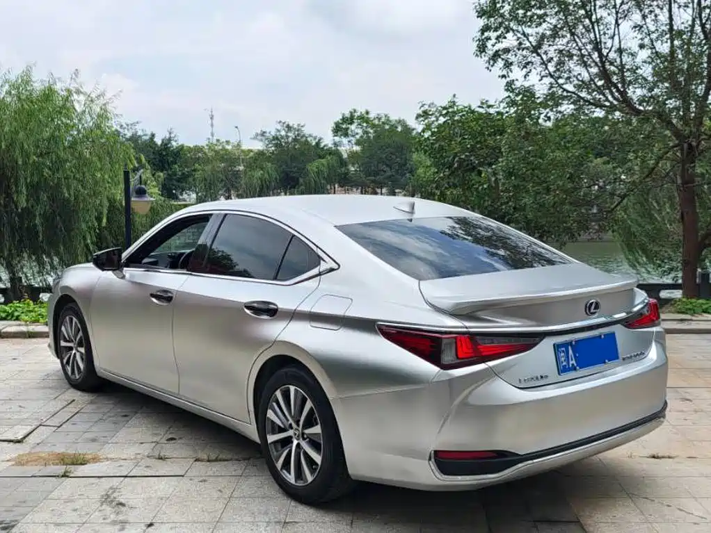 Lexus ES 2020