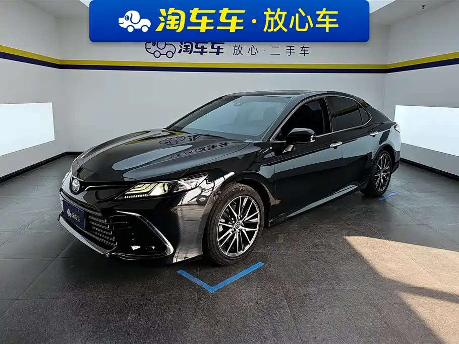 Toyota Camry 2022 — фото 1