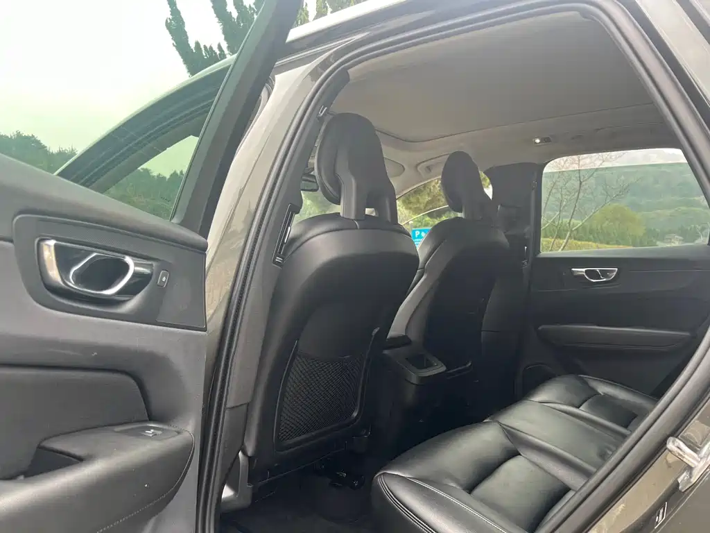 Volvo XC60 2018 — фото 11