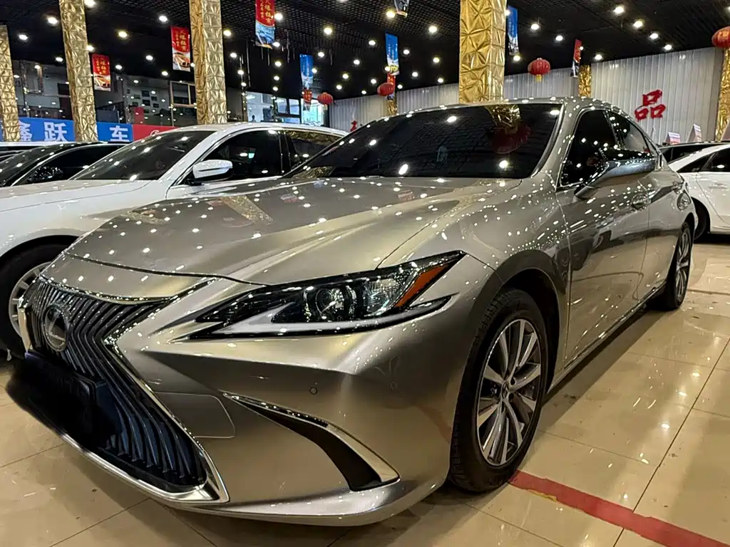 Lexus ES 2020 — фото 1