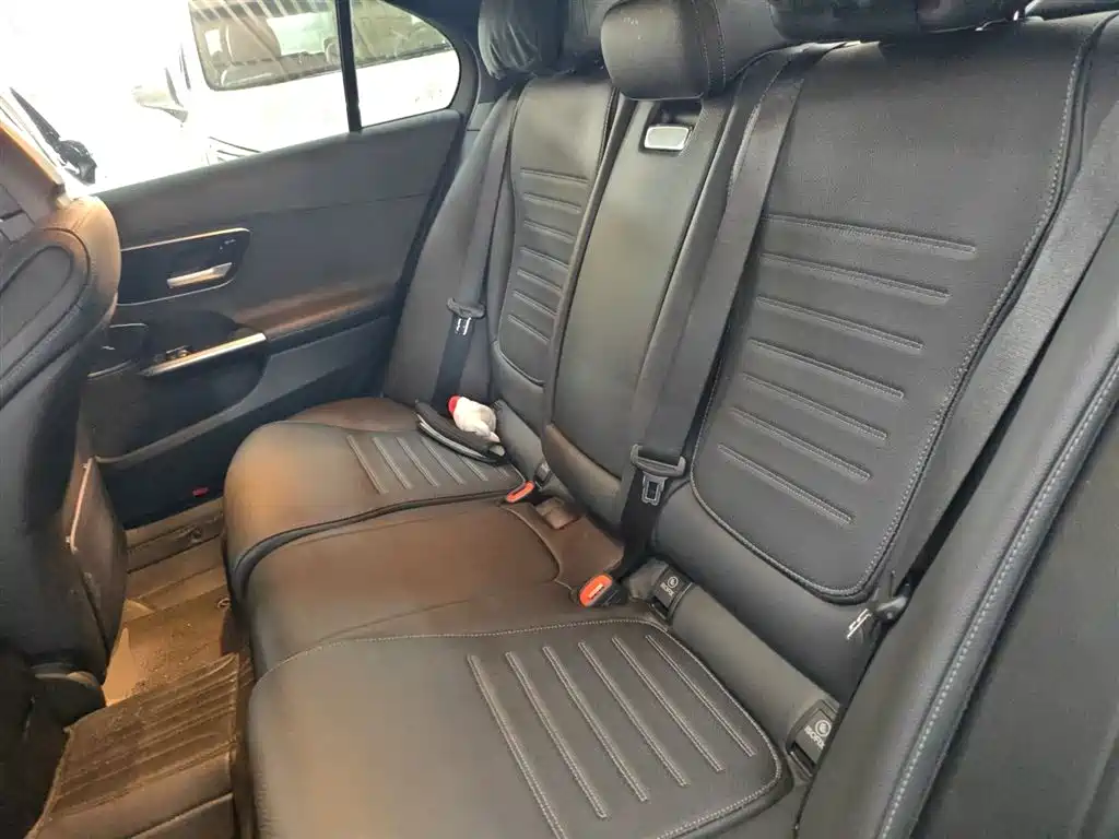 Mercedes-Benz C-Class 2023 — фото 17