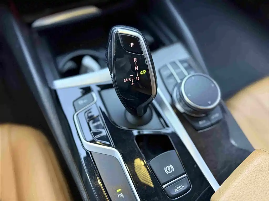 BMW 5 Series 2017 — фото 11