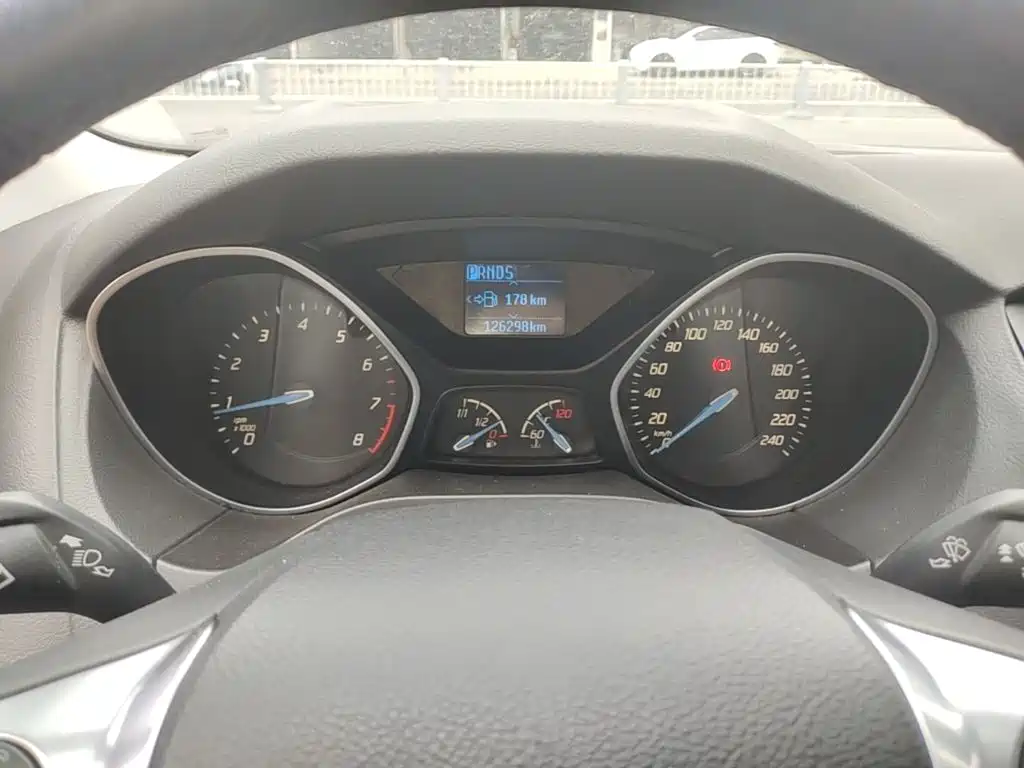 Ford Focus 2015 — фото 12