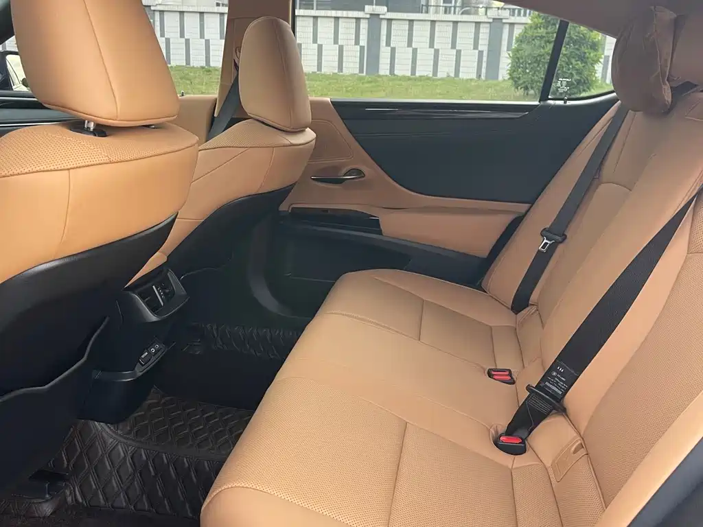Lexus ES 2021