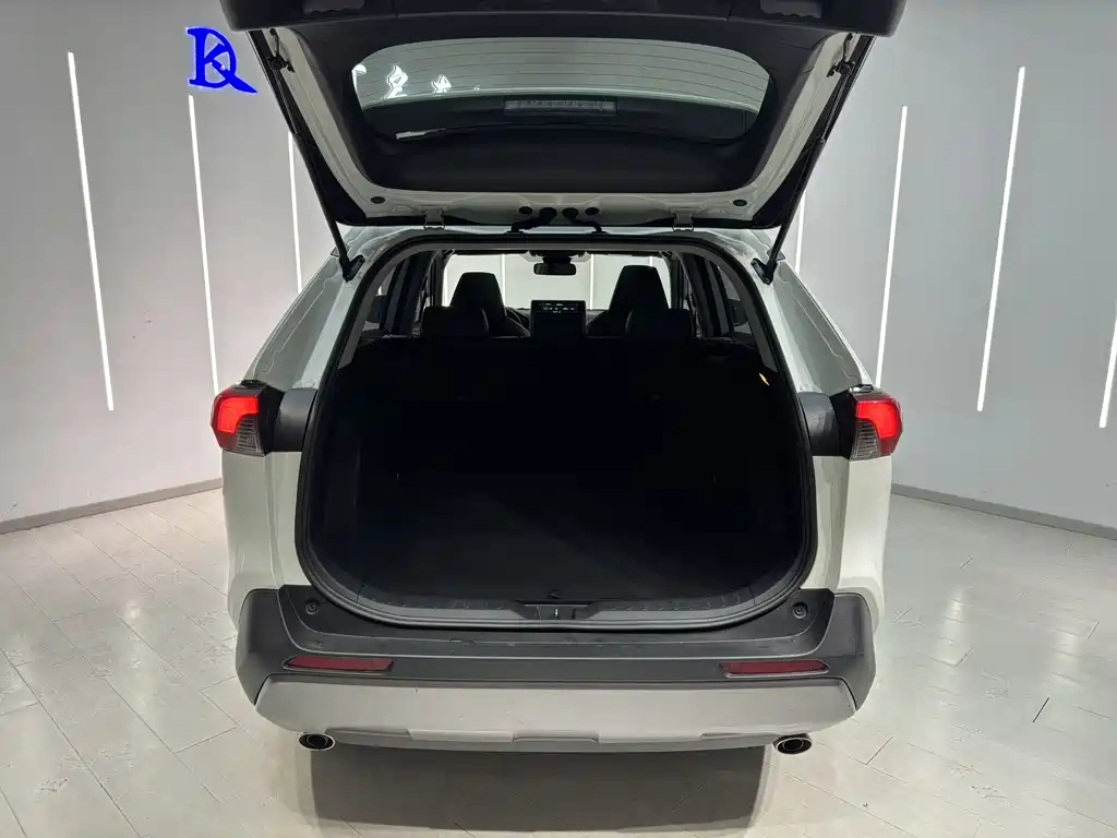 Toyota RAV4 2021 — фото 17