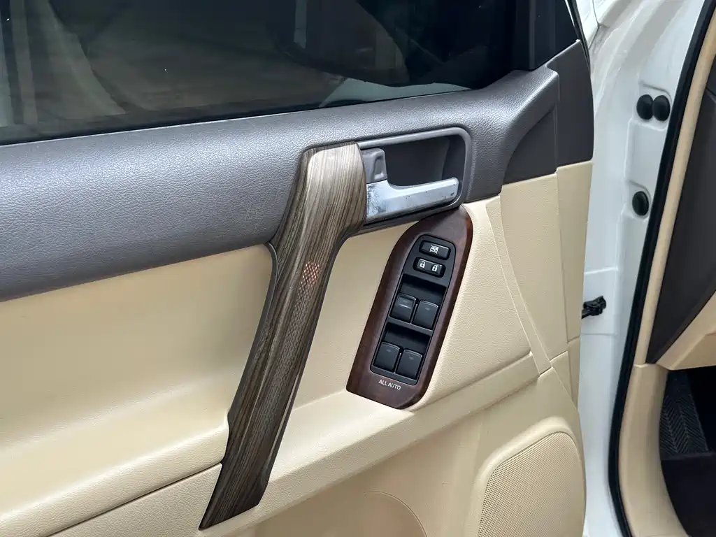 Toyota Prado 2017 — фото 11
