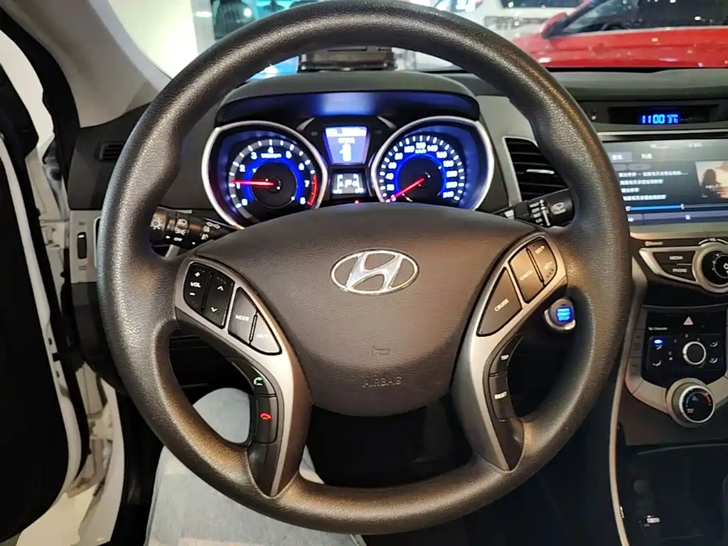 Hyundai Elantra 2017 — фото 11