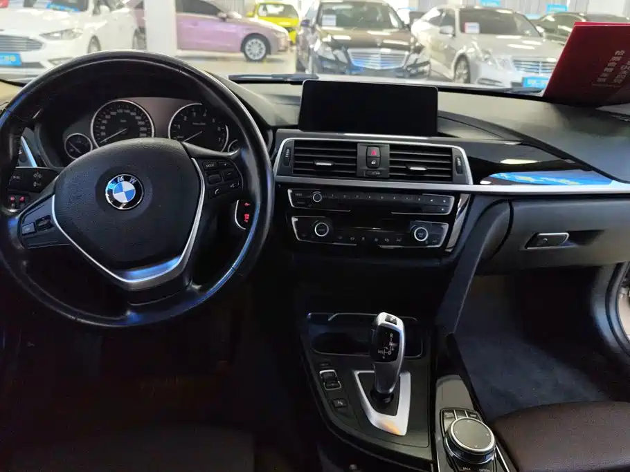 BMW 3 Series 2018 — фото 12