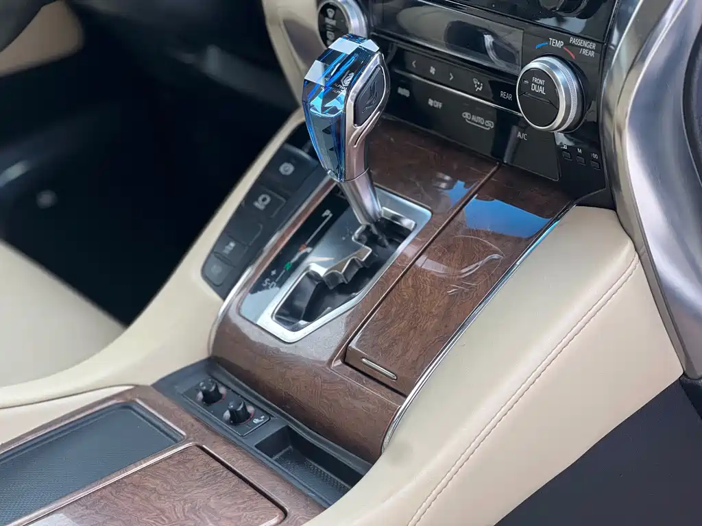 Toyota Alphard 2017 — фото 8