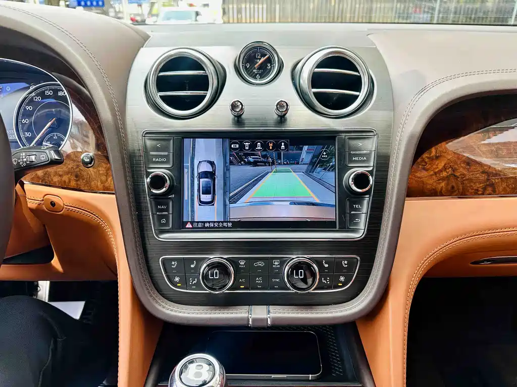 Bentley Bentayga 2018 — фото 13