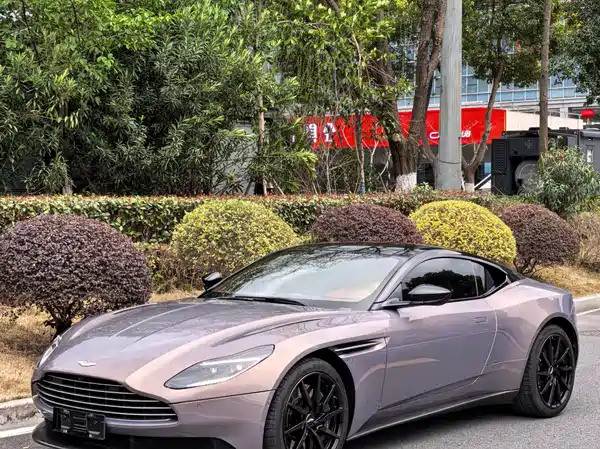 Aston Martin DB11 2022