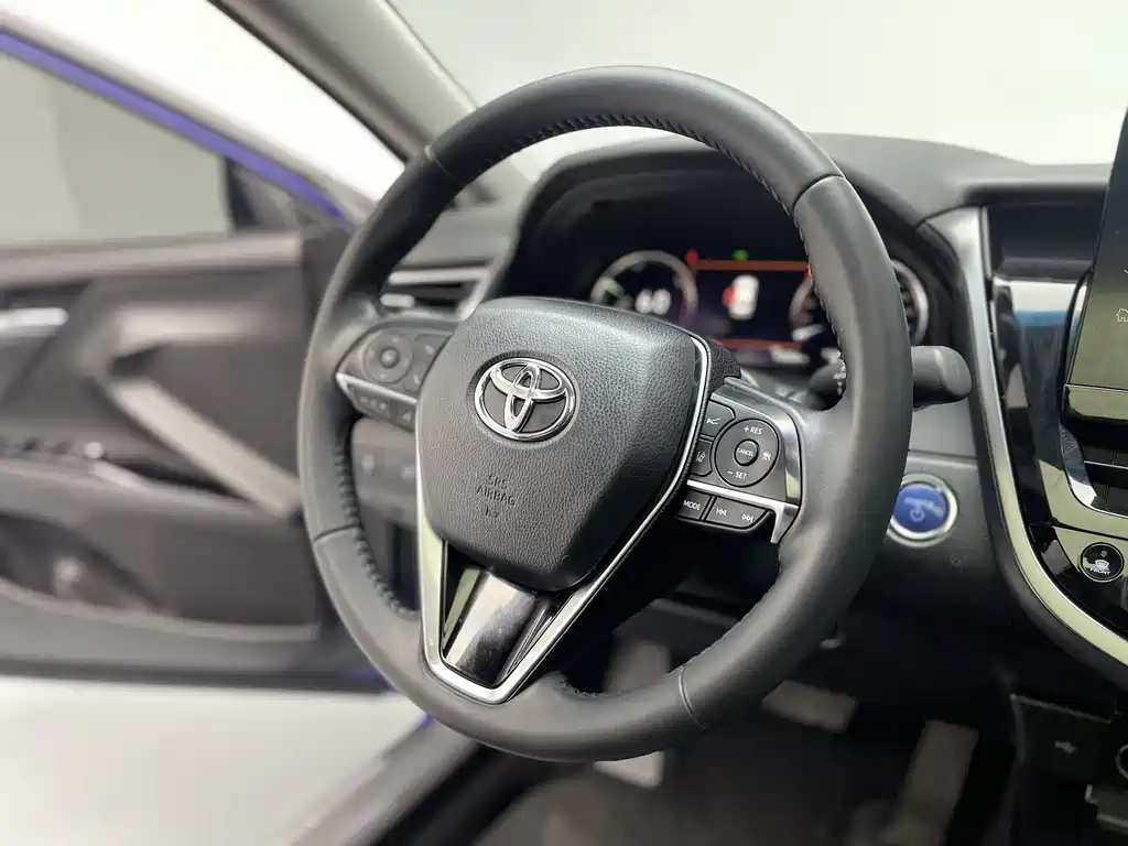 Toyota Camry 2023 — фото 5