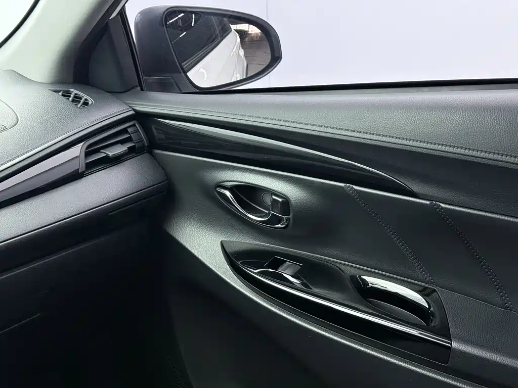 Toyota Yaris L 2022 — фото 8