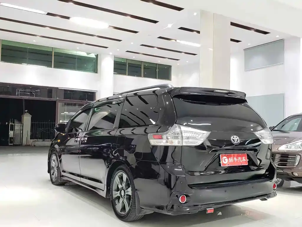 Toyota Sienna 2016 — фото 15
