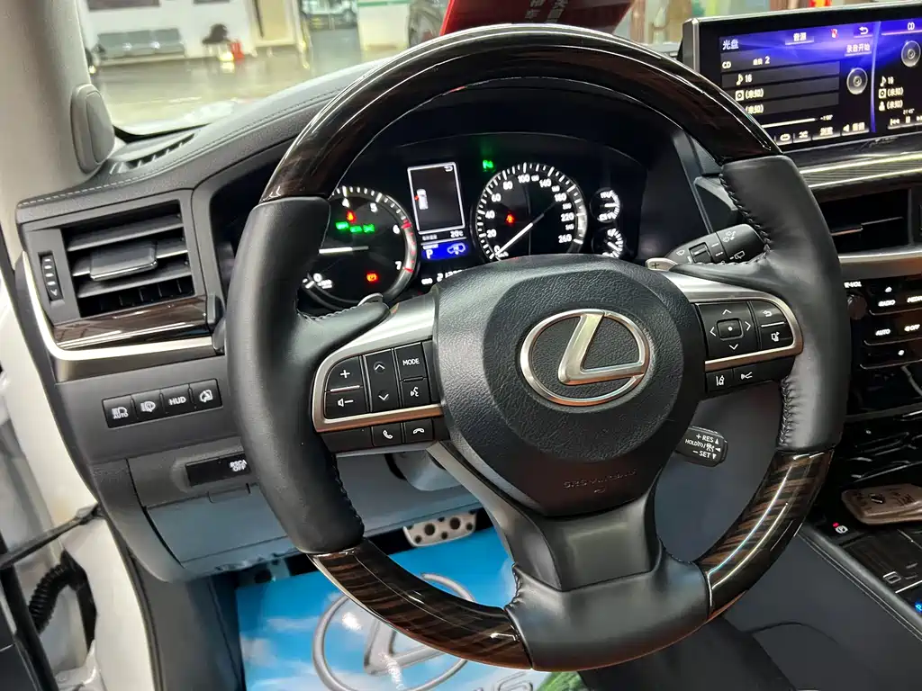 Lexus LX 2018 — фото 17