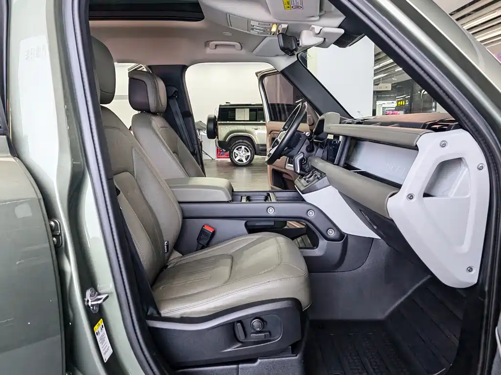 Land Rover Defender 2020 — фото 18