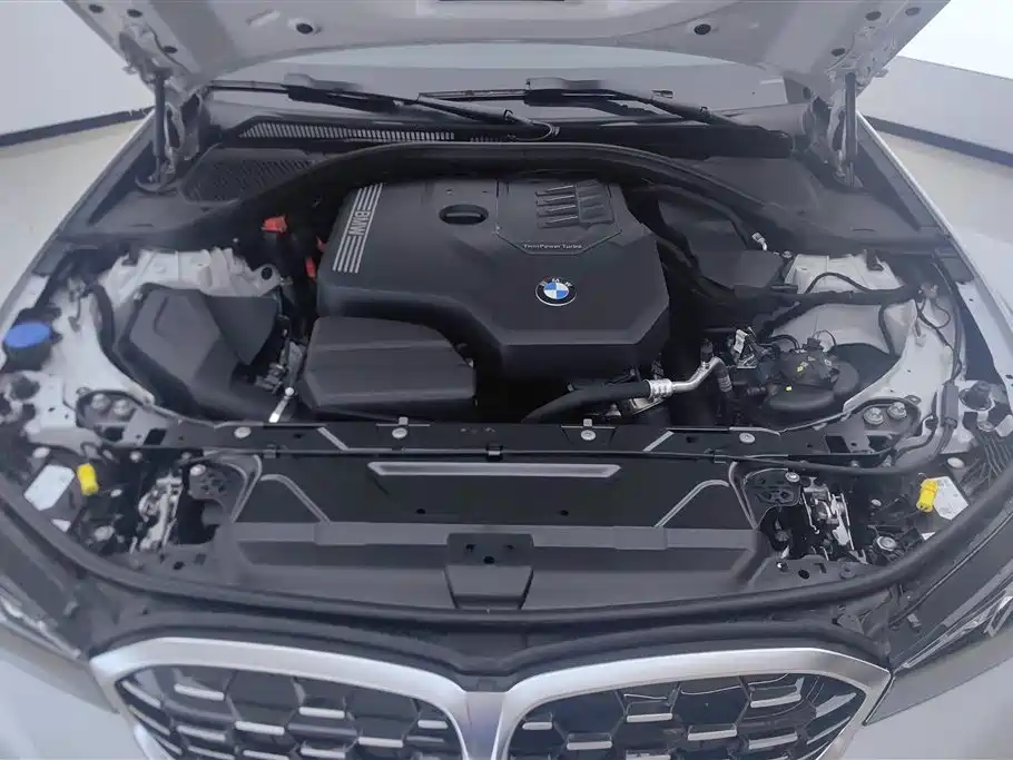 BMW 3 Series 2025 — фото 10