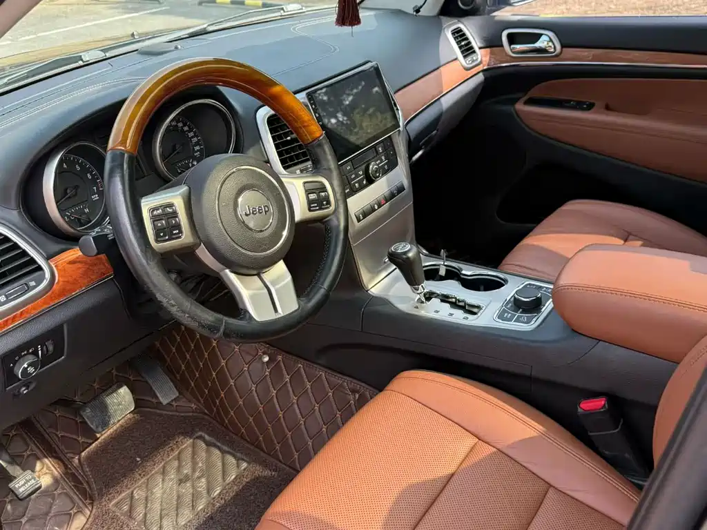 Jeep Grand Cherokee 2011 — фото 6
