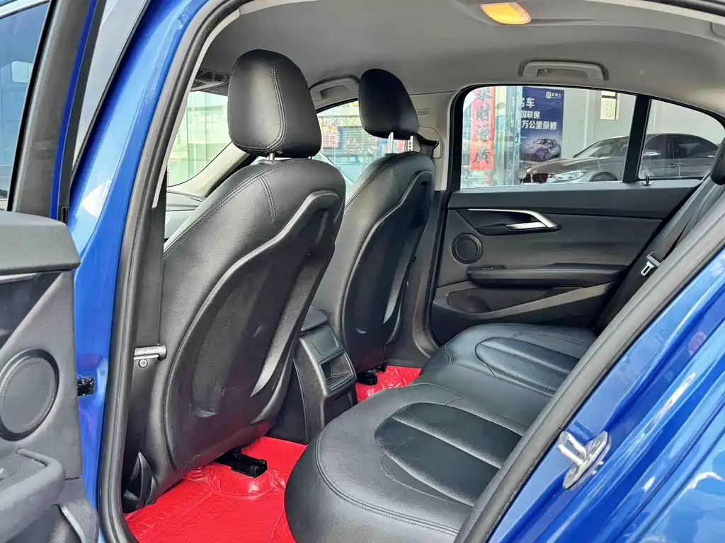 BMW 1 Series 2018 — фото 11