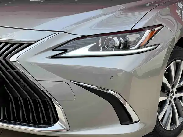 Lexus ES 2020