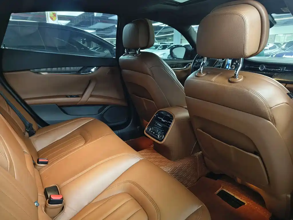 Maserati Quattroporte 2018 — фото 12