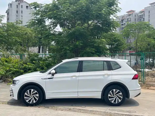 Volkswagen Tiguan L Plug-In Hybrid 2021