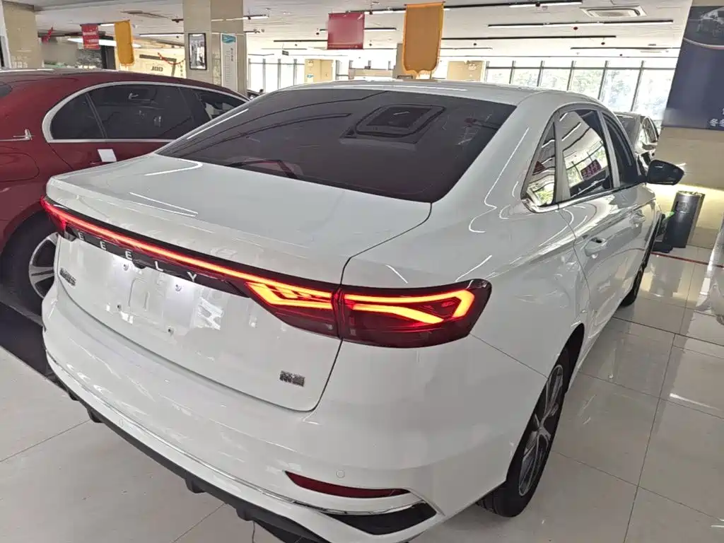 Geely Emgrand 2022