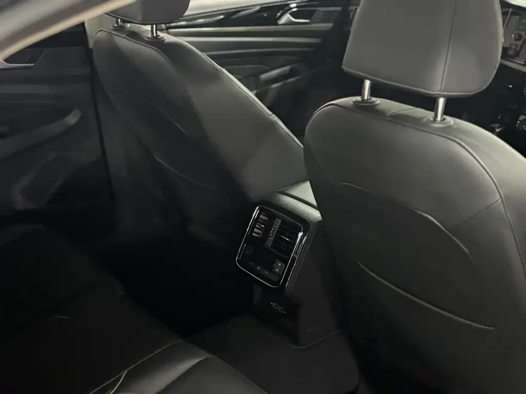 Volkswagen Passat 2018 — фото 12