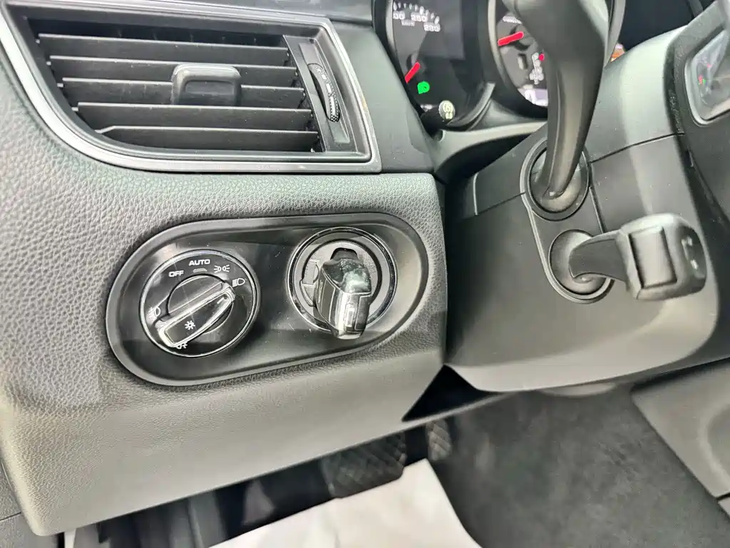 Porsche Macan 2018 — фото 16