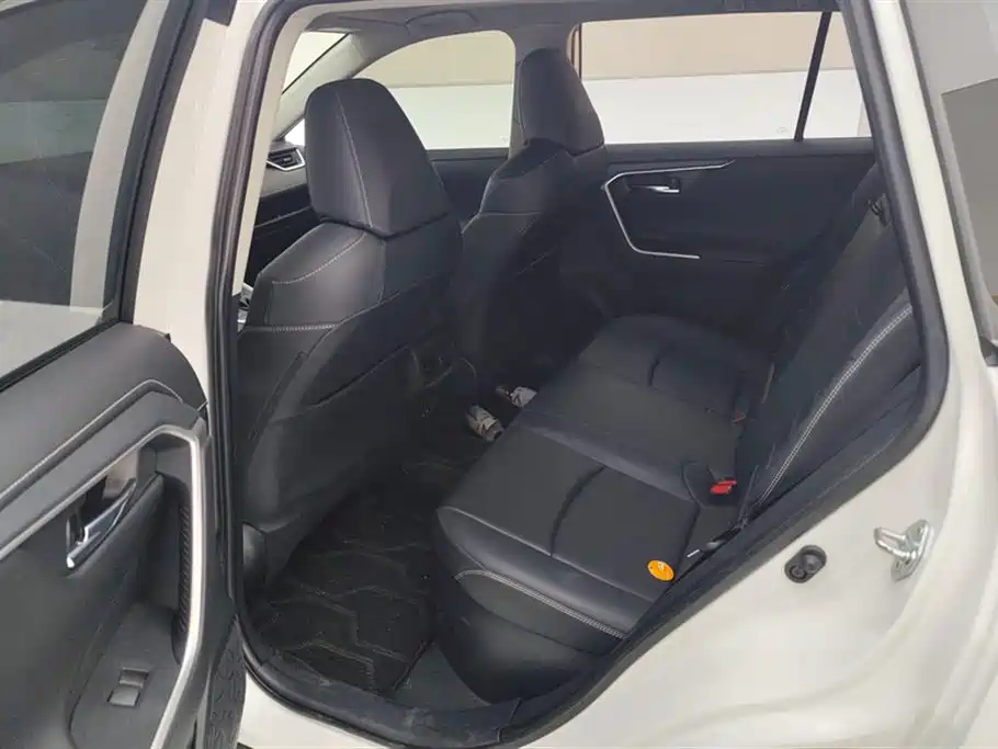 Toyota RAV4 2023 — фото 11