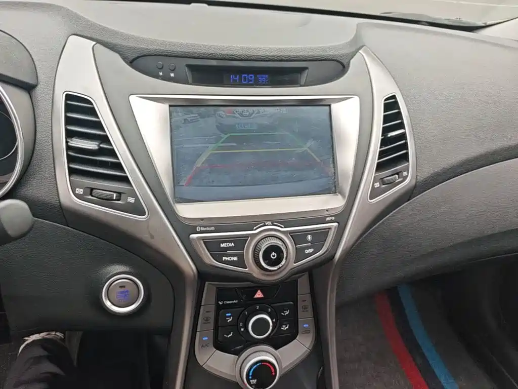 Hyundai Elantra 2016 — фото 13
