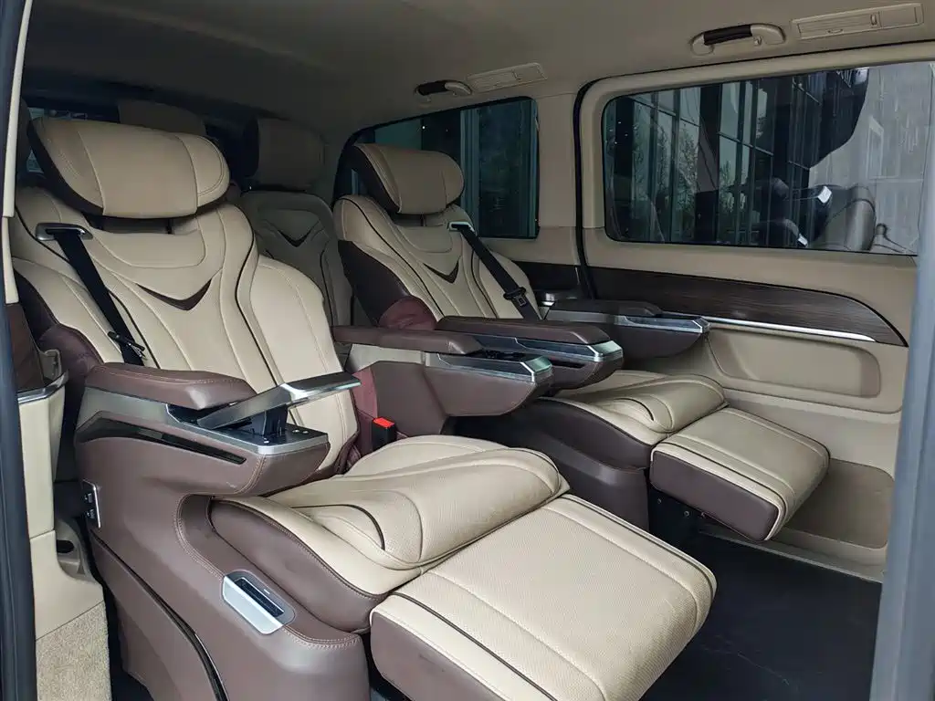 Mercedes-Benz V-Class 2024 — фото 16