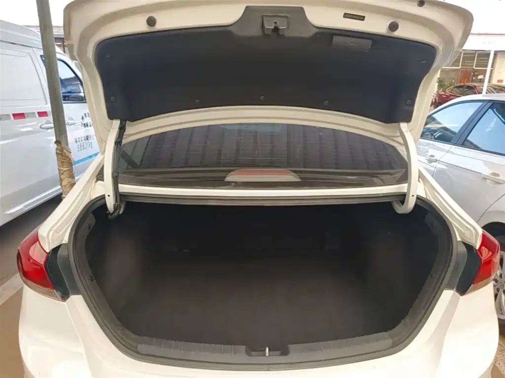 Hyundai Elantra 2017 — фото 19