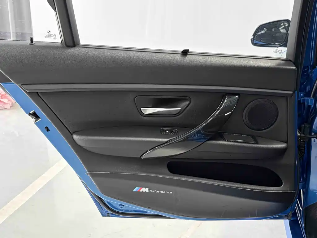 BMW 3 Series 2018 — фото 25