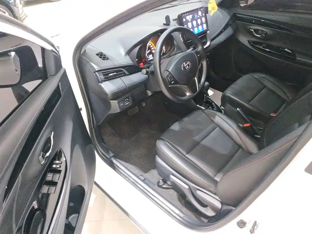 Toyota Yaris L 2022 — фото 16