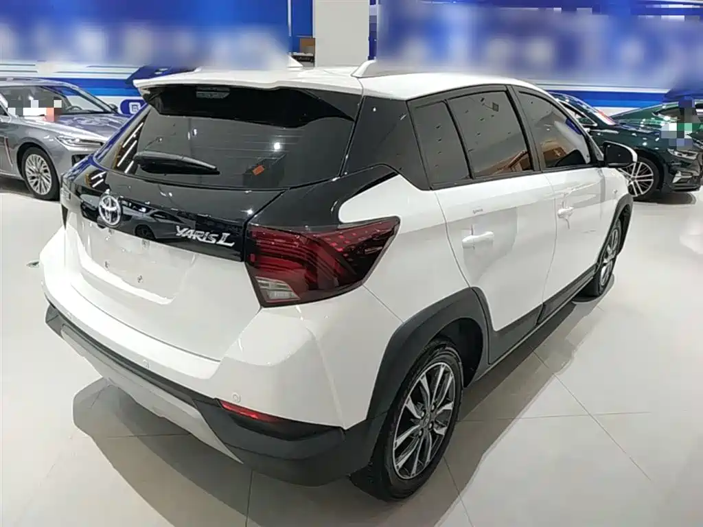 Toyota Yaris L 2022 — фото 7