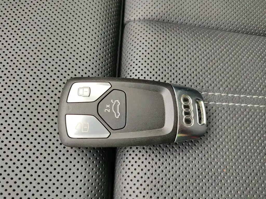 Audi A4L 2023 — фото 9
