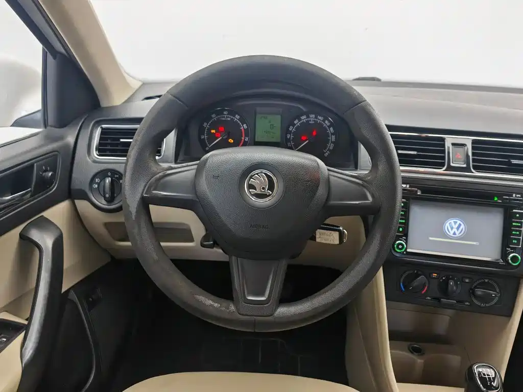 Skoda Rapid 2015 — фото 11