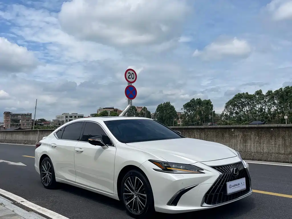 Lexus ES 2023