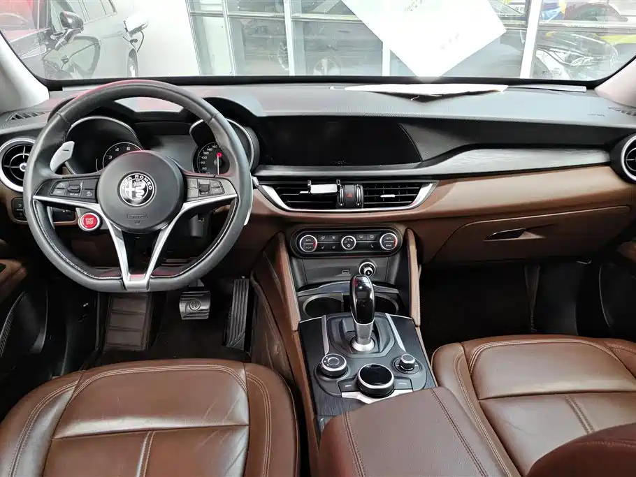Alfa Romeo Stelvio 2017 — фото 12