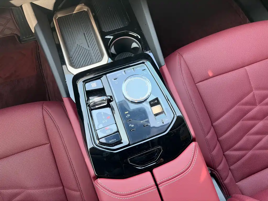 BMW 5 Series 2025 — фото 10