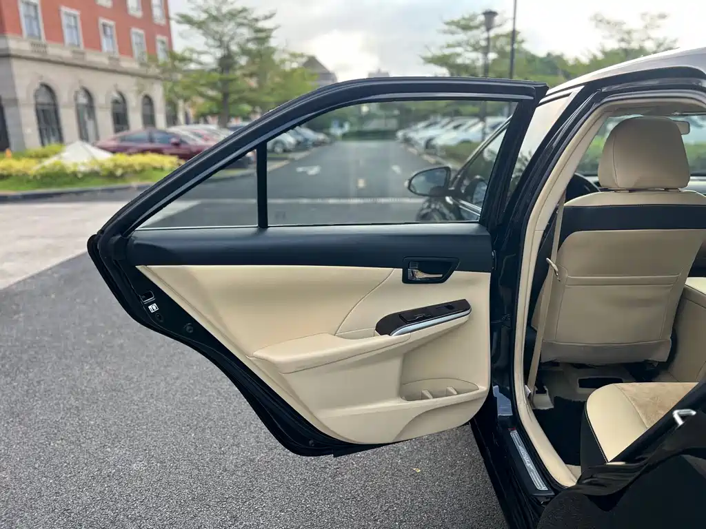 Toyota Camry 2017 — фото 14