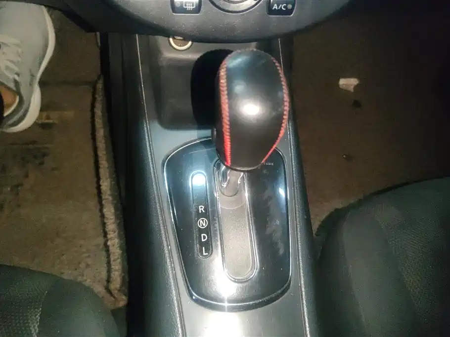 Nissan Tiida 2015 — фото 16