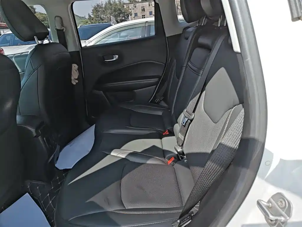 Jeep Compass 2018 — фото 17