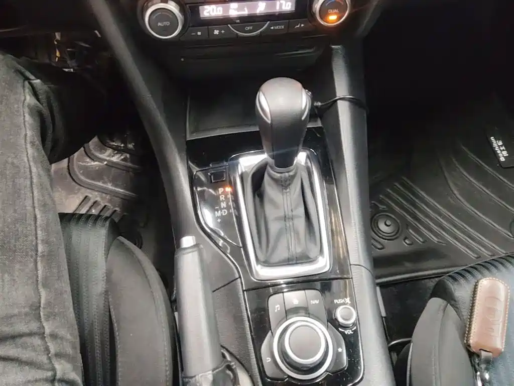 Mazda 3 Axela 2016 — фото 14