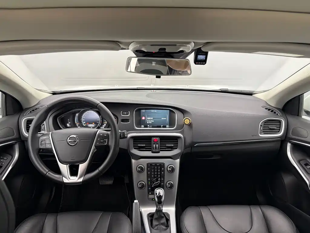 Volvo V40 2017 — фото 12
