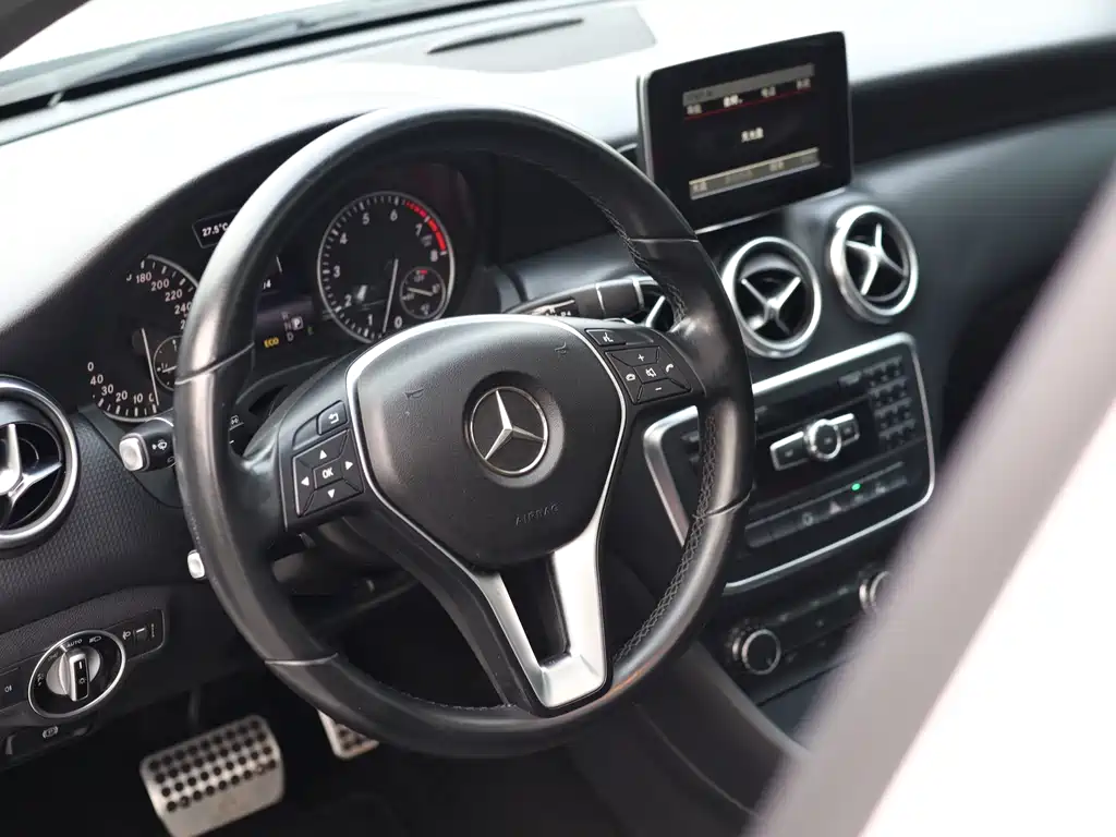 Mercedes-Benz A-Class 2015 — фото 16