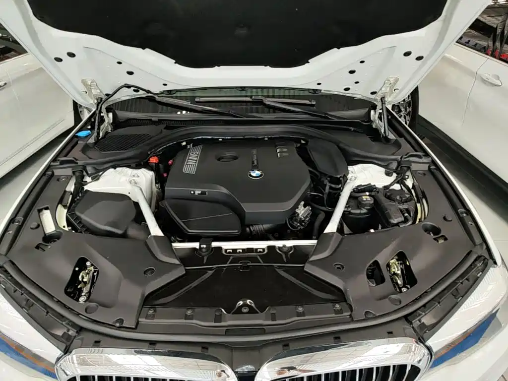 BMW 5 Series 2019 — фото 16