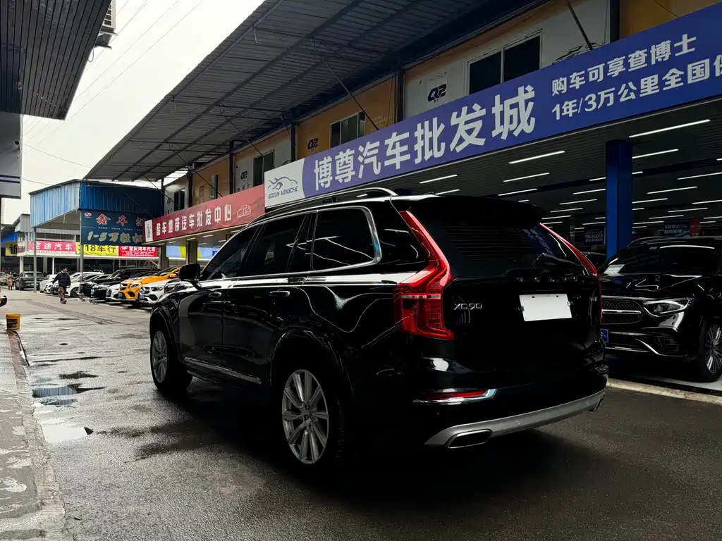 Volvo XC90 2018 — фото 18