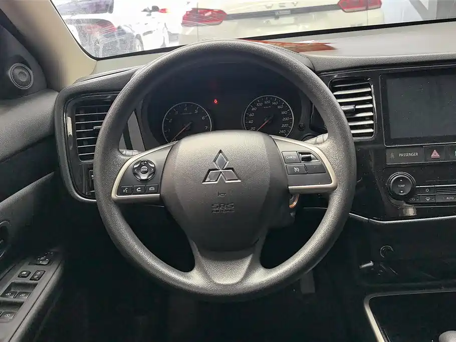 Mitsubishi Outlander 2023 — фото 15